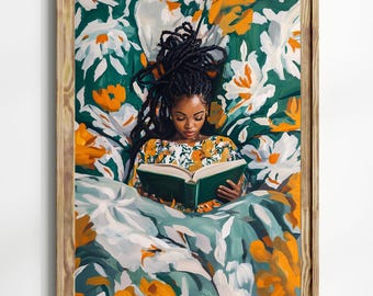 Puede incluir: Una mujer con trenzas largas yace en una cama con ropa de cama de estampado floral verde, blanco y amarillo. Está leyendo un libro verde.