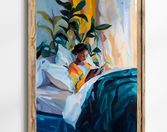 Puede incluir: Una pintura de una persona leyendo un libro en la cama. La persona lleva un suéter amarillo y naranja y está rodeada de plantas verdes. La cama está cubierta con una manta azul y blanca.