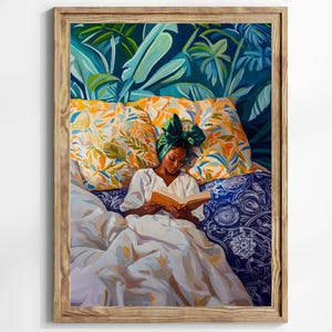 Puede incluir: Una mujer con un pa&ntilde;uelo verde en la cabeza yace en la cama leyendo un libro. La cama est&aacute; cubierta de s&aacute;banas blancas y tiene una almohada estampada y una manta estampada en azul y blanco. El fondo es un patr&oacute;n de hojas tropicales verde y azul oscuro.