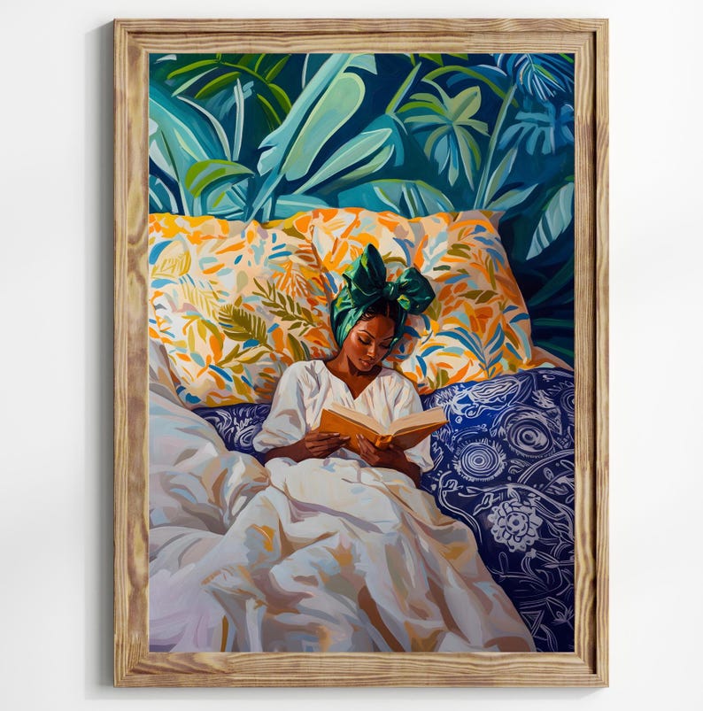 Puede incluir: Una mujer con un pa&ntilde;uelo verde en la cabeza yace en la cama leyendo un libro. La cama est&aacute; cubierta de s&aacute;banas blancas y tiene una almohada estampada y una manta estampada en azul y blanco. El fondo es un patr&oacute;n de hojas tropicales verde y azul oscuro.