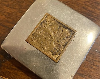 Maquillaje vintage: polvos compactos Yardley en tono plateado de los años 70