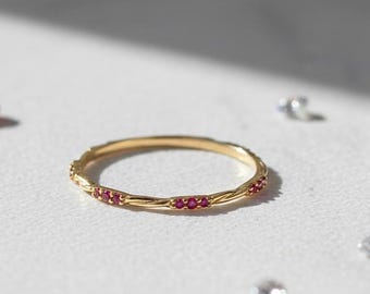 Anillo de rubí en oro amarillo de 14 quilates, delicado anillo apilable con rubí, fina banda de eternidad de oro con rubí, anillo minimalista con rubí para mujer, piedra natal de julio.