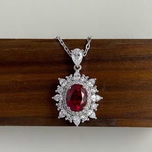Halsband med duvblodsrött labradorrubinkluster - Lyxigt ovalt diamanthänge, present till henne