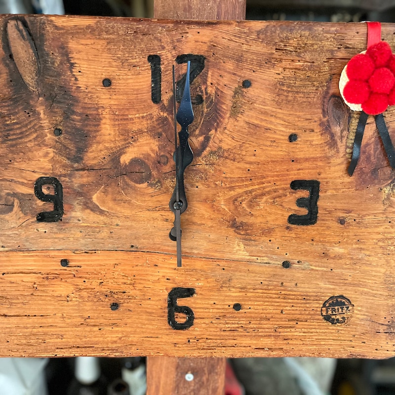 Photo inspiration: Fresh Reclaimed Wood Clock Image Detail