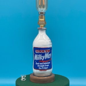 Eine Vintage Milchflasche aus den 1980er Jahren, die in eine elektrische 230V-Tischlampe (Unigate, COOP, Dairy Farm, Farmer, Kitchen, Breakfast)
