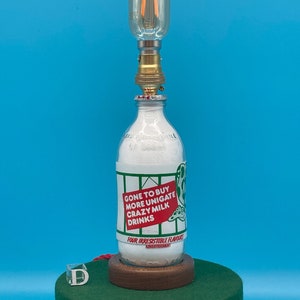 Eine Vintage Milchflasche aus den 1980er Jahren, die in eine elektrische 230V-Tischlampe umgewandelt wurde (Unigate, COOP, Dairy Farm, Farmer, Kitchen, Breakfast)