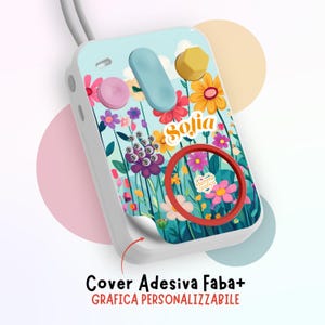 Può includere: Un dispositivo elettronico bianco e azzurro con un design floreale e il nome "Sofia". Il dispositivo ha un pulsante azzurro, un pulsante giallo e un pulsante rosa. Include un cerchio rosso con un logo a forma di cuore e la scritta "Mamma Grafica".