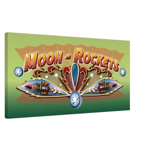 Puede incluir: Impresión en lienzo con las palabras "Moon Rockets" en un estilo retro. El diseño incluye dos cohetes, estrellas y un emblema central, todo sobre un fondo verde y marrón. Los cohetes están etiquetados como "MR-5".