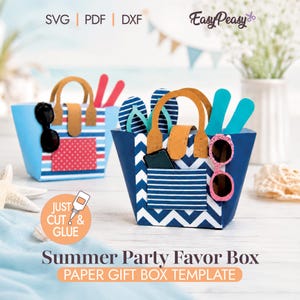 Puede incluir: Dos cajas de regalo de papel con forma de bolso de playa, una azul claro y otra azul marino, con asas y elementos decorativos. Las bolsas contienen gafas de sol, chanclas y otros artículos con temática playera. El texto de la imagen dice "Summer Party Favor Box".