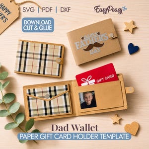 Op de afbeelding: Een papieren cadeaubonhouder-sjabloon voor een portemonnee met een beige buitenkant met ruitpatroon, een beige portemonnee met een Happy Father's Day snorgrafiek en een open portemonnee met een rode cadeaubon en een kinderfoto.