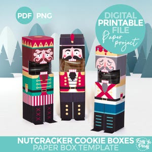 Puede incluir: Tres cajas de galletas de papel con forma de cascanueces de colores. Las cajas tienen forma de cascanueces, con ilustraciones detalladas de uniformes y caras. El texto "DIGITAL PRINTABLE FILE Paper project" está en un círculo turquesa. El texto "NUTCRACKER COOKIE BOXES PAPER BOX TEMPLATE" está en la parte inferior.