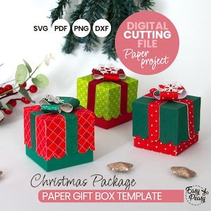Może przedstawiać: Trzy papierowe pudełka na prezenty w kolorach czerwonym i zielonym, ozdobione kokardkami i wstążkami. Obraz zawiera tekst: "SVG PDF PNG DXF", "DIGITAL CUTTING FILE Paper project" i "Christmas Package PAPER GIFT BOX TEMPLATE".