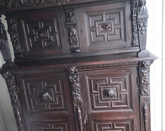 Armario flamenco antiguo de 1609 con elaborados grabados de personajes del libro del Génesis.