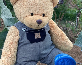 Latzhose „Abärteurer“ für Bären und andere Plüschtiere – verschiedene Farben und Größen – personalisierbar – handgefertigt