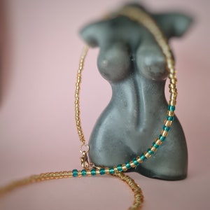 Elegante collar con cuentas de oro, collar de cuentas de semillas, estilo boho, regalo para mujeres, gargantilla de cuentas, collar boho, joyería con cuentas hechas a mano