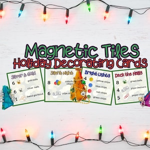 Puede incluir: Tarjetas de decoración navideñas con baldosas magnéticas. El texto dice "Magnetic Tiles Holiday Decorating Cards". Las tarjetas presentan ilustraciones de adornos y decoraciones. Una guirnalda de luces enmarca la imagen.