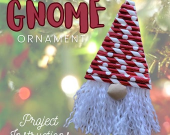 Op de afbeelding: Instructies voor een eenvoudig te maken GNOME-ORNAMENT. Een rood-wit gestreept papieren gnome-ornament met een witte wollen baard.