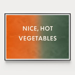 Puede incluir: Una impresión enmarcada con un fondo degradado naranja y verde. El texto "NICE, HOT VEGETABLES" está impreso en blanco sobre el degradado.