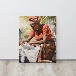 Op de afbeelding: Een vrouw met een rood-oranje hoofddoek en een rode jurk met bloemenprint zit en wast witte kleding in een bassin. De vrouw zit op een geweven mat.