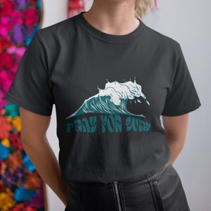 Bete für Surf Shirt, Beachy Shirt, Surf T-shirt, Surfer Shirt, Geschenke für Surfer, Trendy Beach Shirt, Pray for Surf