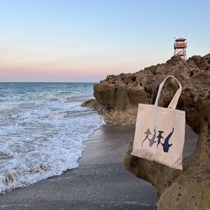 SHARK BEACH TOTE W TOYS