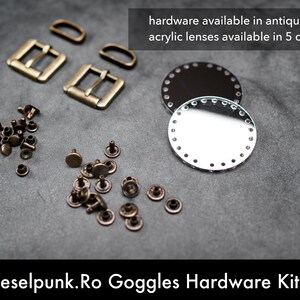 K&ouml;nnte beinhalten: Ein Kit zum Bau von Steampunk-Brillen, bestehend aus antikem Messing- oder Silberbesteck, zwei runden, klaren Acryllinsen und einer Vielzahl von Metallnieten und Schnallen.  "Dieselpunk. Ro Goggles Hardware Kit" ist unten im Bild aufgedruckt.