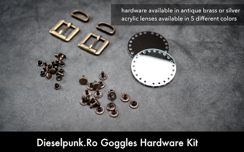K&ouml;nnte beinhalten: Ein Kit zum Bau von Steampunk-Brillen, bestehend aus antikem Messing- oder Silberbesteck, zwei runden, klaren Acryllinsen und einer Vielzahl von Metallnieten und Schnallen.  "Dieselpunk. Ro Goggles Hardware Kit" ist unten im Bild aufgedruckt.