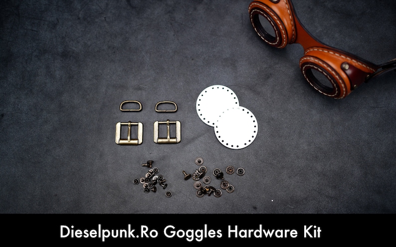 K&ouml;nnte beinhalten: Ein Satz an Hardware zum Herstellen von Schutzbrillen, bestehend aus zwei Schnallen, zwei D-Ringen, zwei runden Lederst&uuml;cken und einer Vielzahl von Nieten und &Ouml;sen. Die Hardware ist auf einer grauen Oberfl&auml;che angeordnet. Dieselpunk.Ro Goggles Hardware Kit