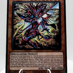 Puede incluir: Una carta coleccionable Yu-Gi-Oh! Black Chaos con una ilustración holográfica de una figura con armadura oscura que sostiene una gran espada. La carta muestra el texto Black Chaos, Spellcaster/Effect, ATK 3000 y DEF 2500, con ocho estrellas naranjas.