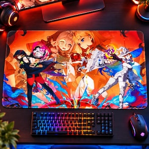 Może przedstawiać: Prostokątna podkładka na biurko z żywą ilustracją w stylu anime przedstawiającą trzy postacie w scenerii fantasy z jasnymi pomarańczowymi, czerwonymi i niebieskimi kolorami. Grafika ukazuje postacie z płynnymi włosami i szczegółowymi strojami.