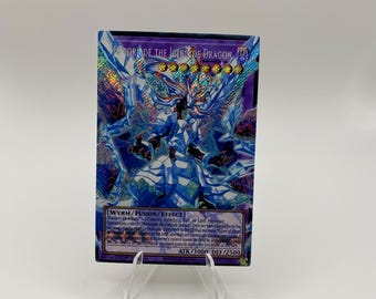 Puede incluir: Una carta coleccionable holográfica de Yu-Gi-Oh! titulada Mirrorjade the Iceblade Dragon. La carta presenta una figura central de dragón azul y blanco rodeada de fragmentos cristalinos. Muestra el texto Wyrm/Fusion/Effect, ATK/3000 y DEF/2500.
