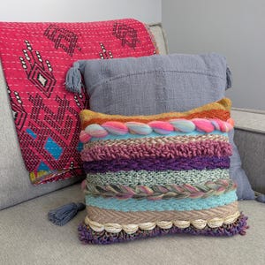 Mehrfarbiges Boho gewebtes Dekokissen: Strukturiertes Streifenmuster Design