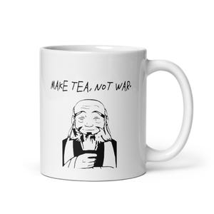 Pode incluir: Um conjunto de três canecas de cerâmica com acabamento fosco e salpicado. As canecas são em tons de creme, cinza claro e cinza escuro. Cada caneca tem um design simples e minimalista e uma alça arredondada.