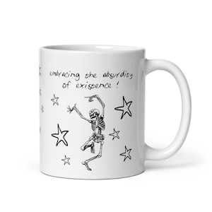 Umarme das verrückte Becher-Geschenk | Bestehendes Tanzendes Skelett | Absurdist Camus | Lustiges Philosophie Geschenk für Sie, Ihn, Geburtstag