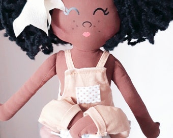 Bambola Lilly Coloratissima bambola di pezza afro, bambola scura. Bambola fatta a mano. Bambola nera. Festa compleanno. Regalo per bambine