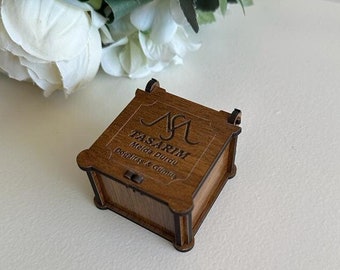 Caja de anillo de boda personalizada, caja de anillo de madera grabada de 3 anillos, caja de anillo de tres ranuras minimalista, caja de anillo de compromiso, soporte de anillo personalizado