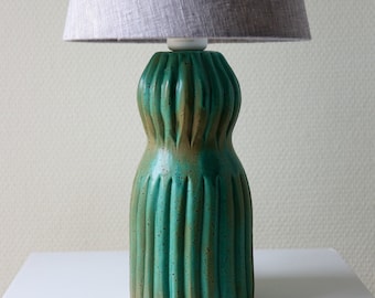 FIELD – Handgefertigte Tischlampe aus glasierter Keramik