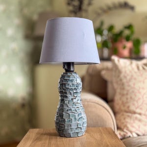 Lámpara de mesa de cerámica hecha a mano – Esmalte texturizado azul claro – Lámpara de noche artesanal única con pantalla