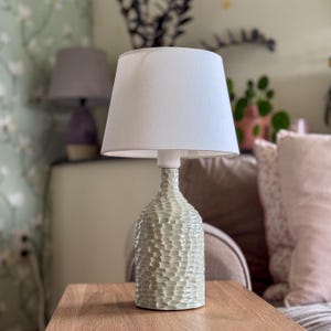 Lámpara de mesa de cerámica verde claro hecha a mano con pantalla de algodón