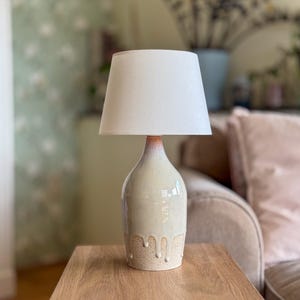 Lámpara de mesa de cerámica hecha a mano, esmaltada en beige cremoso, lámpara de noche única con pantalla de algodón.