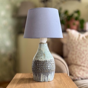 Lampe de table fait main en céramique lilas bleue avec abat-jour en coton