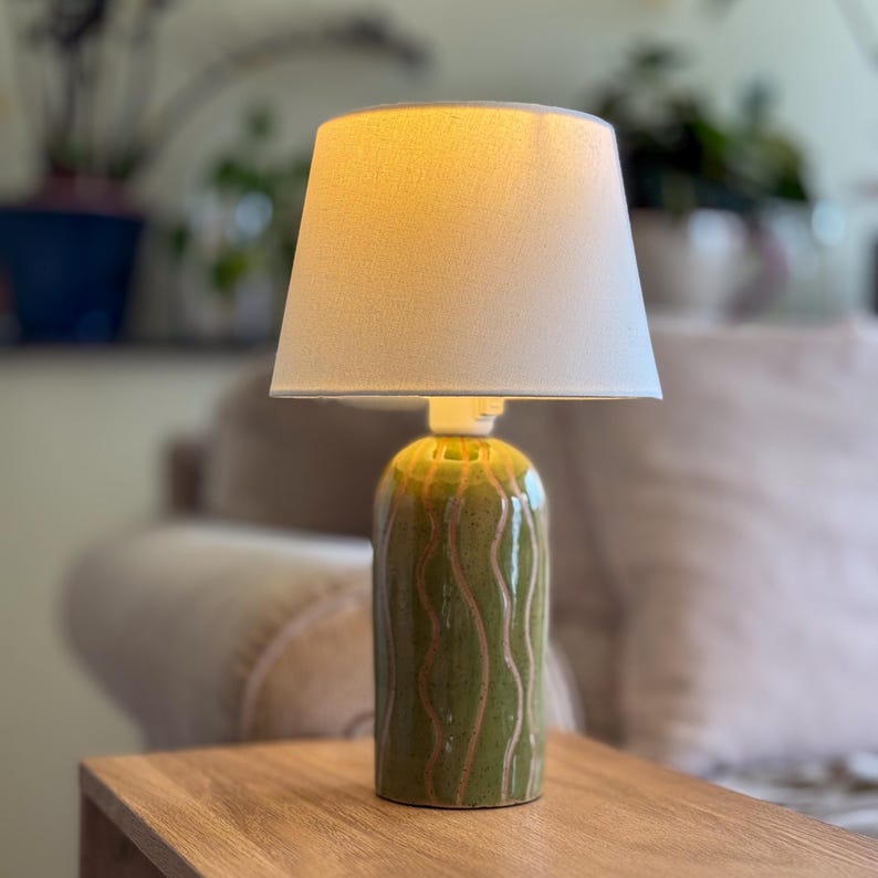 Lámpara de mesa de cerámica hecha a mano - Iluminación de noche moderna en verde brillante
