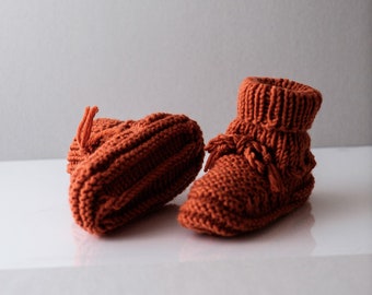 Handgestrickte Babyschuhe aus Merinowolle