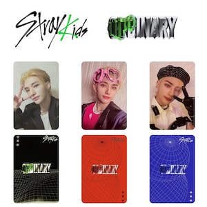 Puede incluir: Un conjunto de nueve tarjetas fotográficas con un grupo de K-pop. Las tarjetas muestran un logotipo de grupo, un miembro del grupo y un diseño gráfico con la palabra "Ordinary".