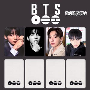 Puede incluir: Una colección de fototarjetas de BTS con imágenes de los miembros de la banda. La parte superior de la imagen tiene el texto "BTS PHOTOCARDS" en blanco. La fila inferior tiene tarjetas blancas con un logotipo negro.