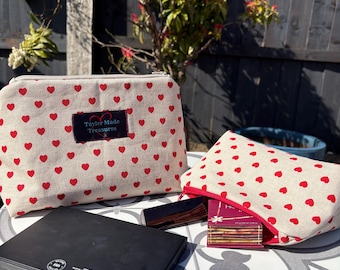 Neceser de lino rojo con forma de corazón, ideal para maquillaje, accesorios, aseo, medicamentos, viajes, cosméticos y artículos de tocador.