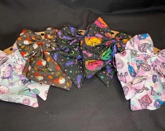 Halloweenrosetter, Halloween-seglarrosett med svans, häxiga hårrosetter, kusliga Halloween-bomullsaccessoarer, handgjord bomullsroset, goth-hårroset