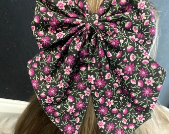 Handgjord svart blommig hårrosett, håraccessoar för flickor, handgjord rosett, present till henne, hårrosett, söt hårspänne, elegant håraccessoar
