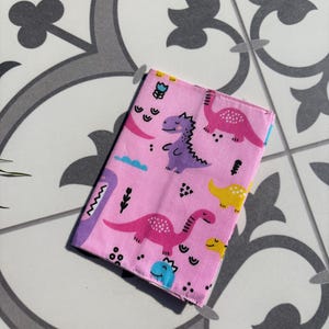 Étui pour passeport dinosaure, accessoire de voyage, cadeau de voyage, étui pour passeport, étui pour passeport en tissu fait main, étui pour passeport réutilisable, passeport