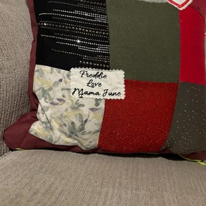 Pode incluir: Uma almofada de patchwork com quadrados de tecido em tons de vermelho, preto, verde e padr&otilde;es florais. A almofada apresenta o texto "Freddie Love Mama June" e um patch em forma de cora&ccedil;&atilde;o com texto.